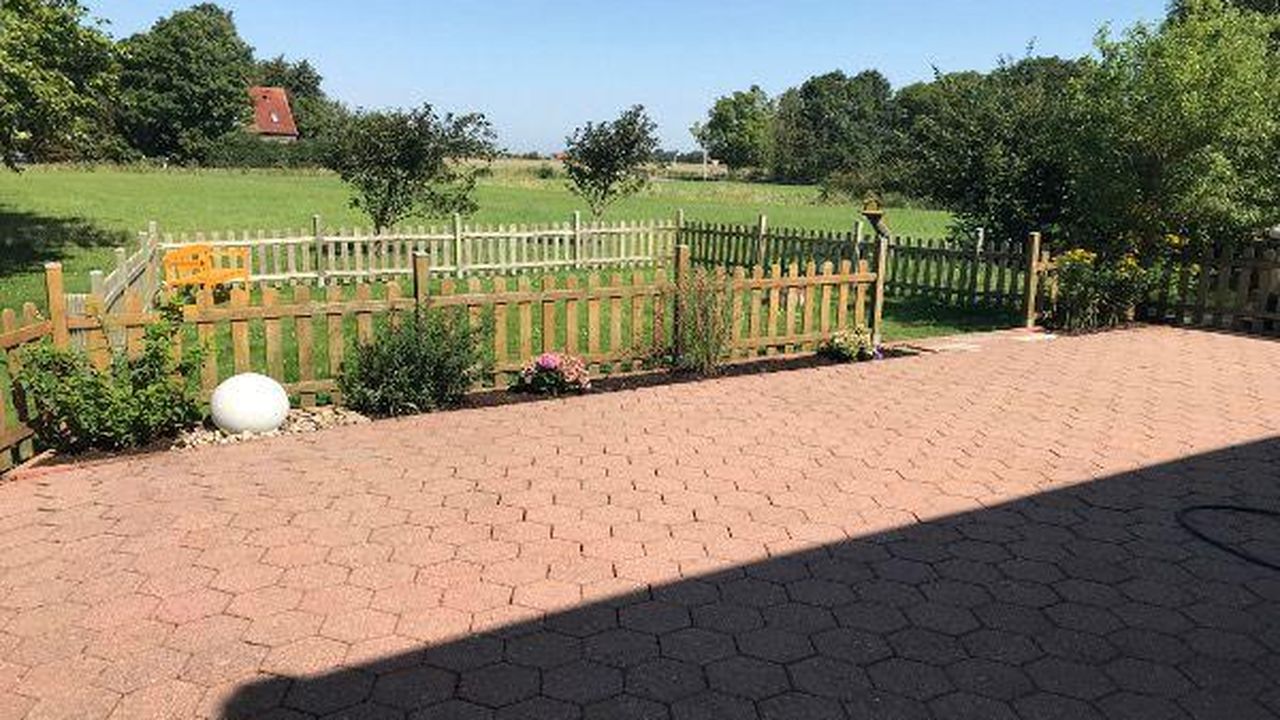 Terrasse. Terrasse mit Hundewiese Terrasse. Terrasse mit Hundewiese
